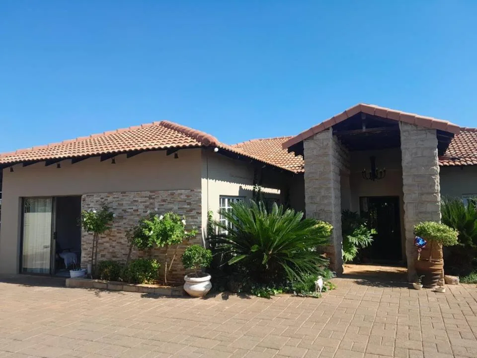 5 Bedroom House for sale in Kuruman