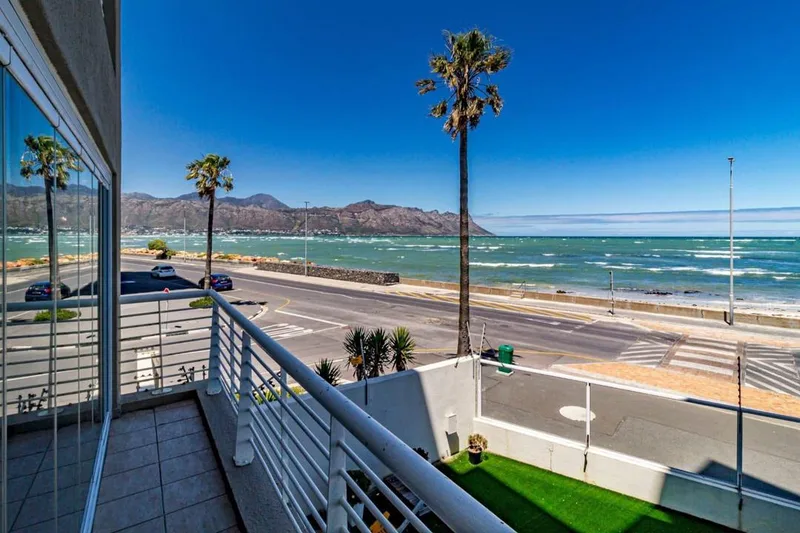 3 Bedroom Apartment / flat for sale in Strand South