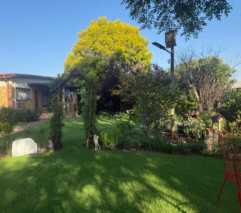 8 Bedroom House for sale in Kanonkop