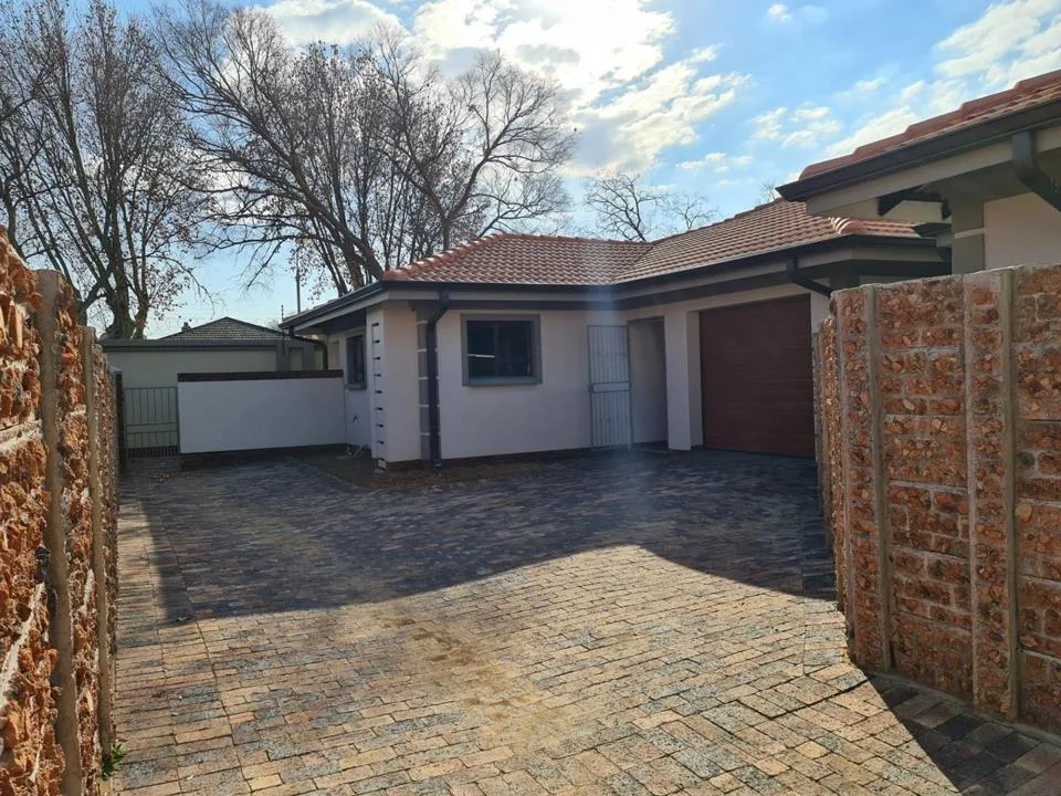 2 Bedroom House for sale in Comet