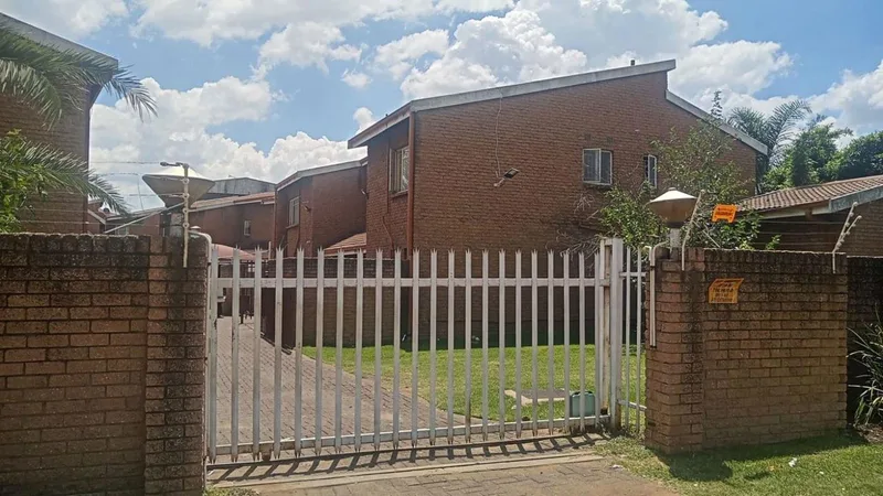 3 Bedroom Townhouse for sale in Vereeniging Central