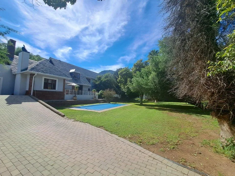 4 Bedroom House for sale in Graaff-Reinet