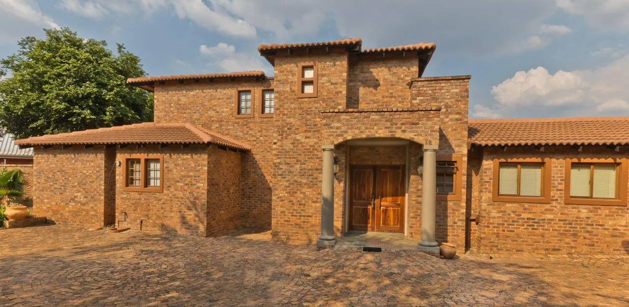 4 Bedroom House for sale in Ruimsig