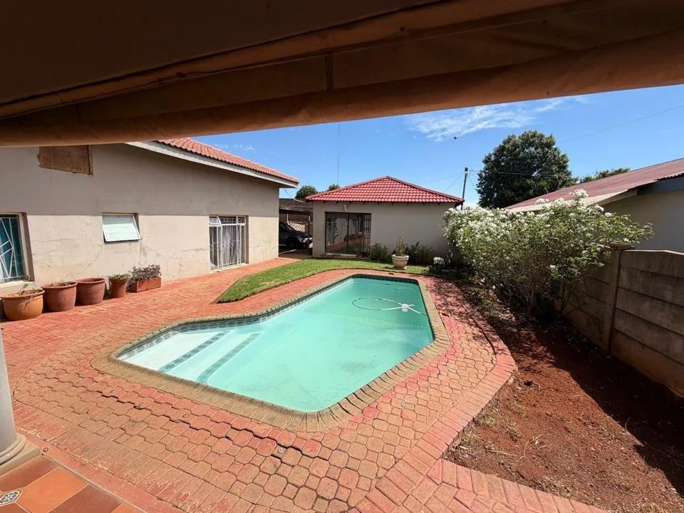 5 Bedroom House for sale in Rothdene