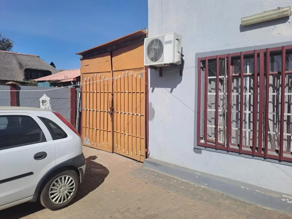 3 Bedroom House for sale in Oos Einde