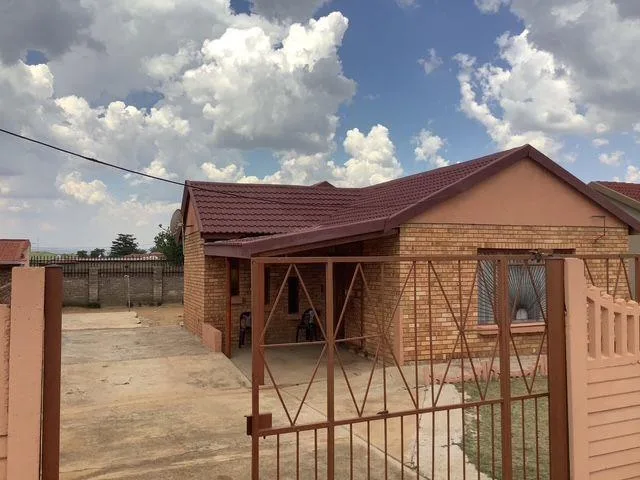 4 Bedroom House for sale in Promosa