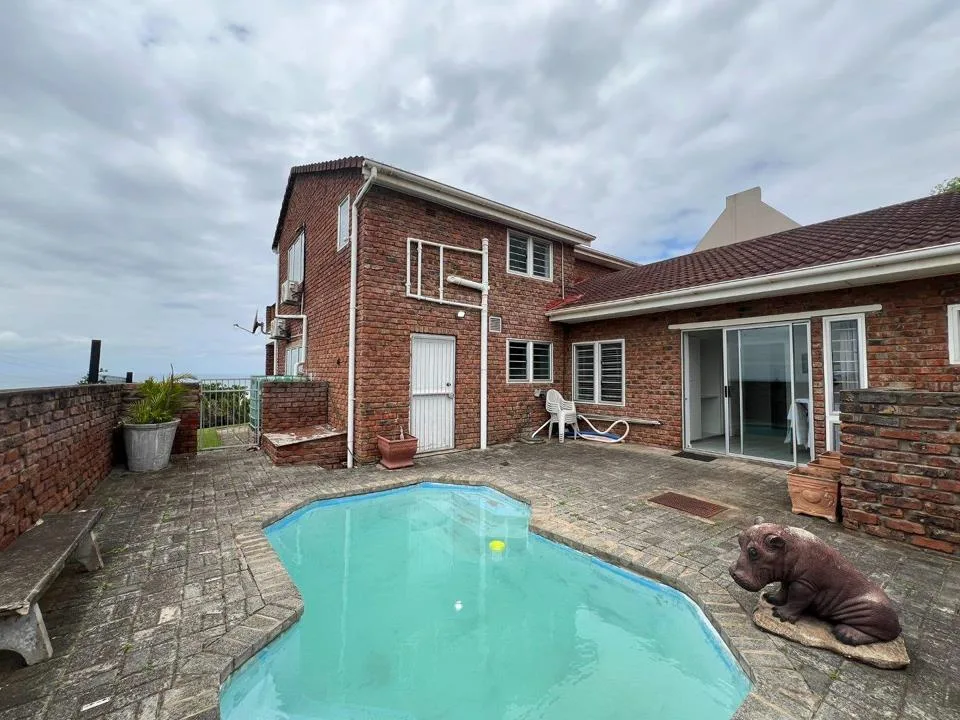 5 Bedroom House for sale in Cintsa East