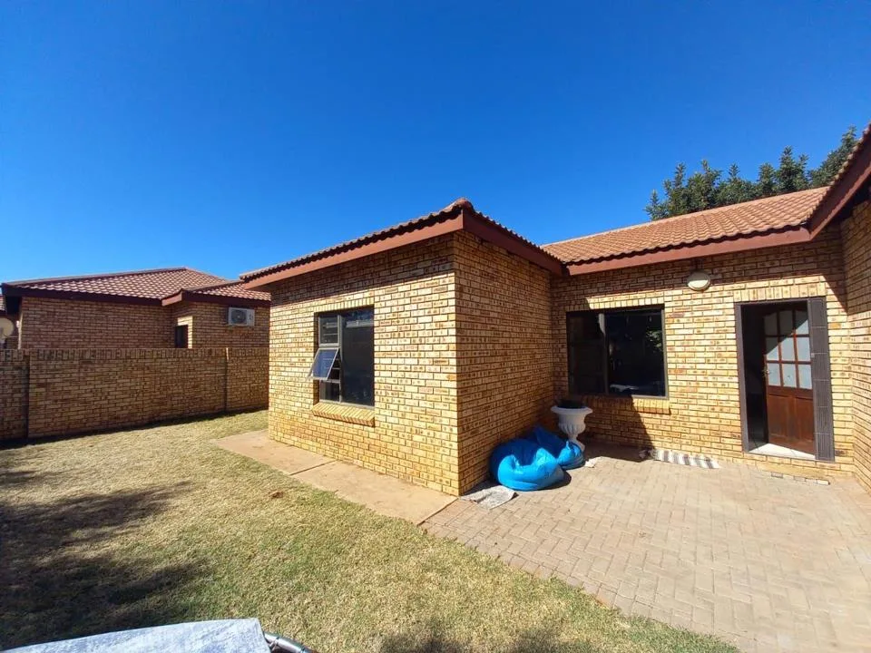 2 Bedroom Townhouse to rent in Rhodesdene
