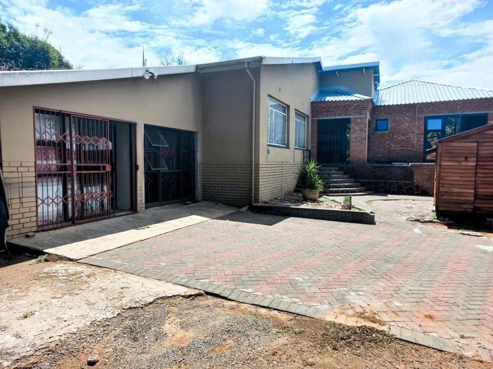 11 Bedroom House for sale in Generaal De Wet