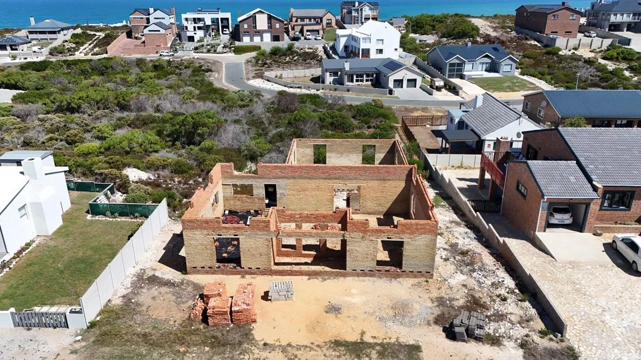 6 Bedroom House for sale in Struisbaai