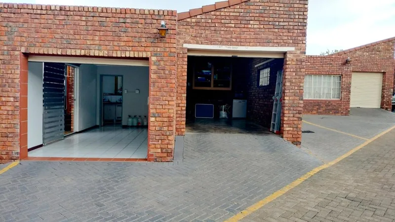 3 Bedroom Townhouse for sale in Uitsig