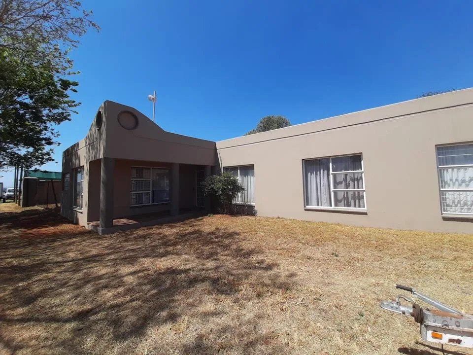 4 Bedroom House for sale in Eloff AH