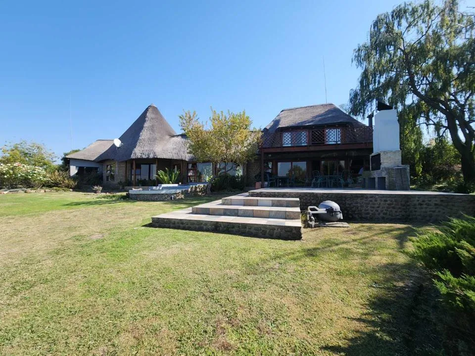 6 Bedroom House for sale in Oranjeville