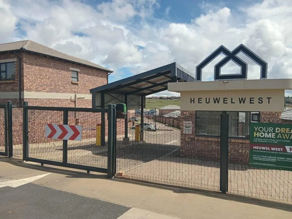 3 Bedroom Townhouse for sale in Die Heuwel Ext 1