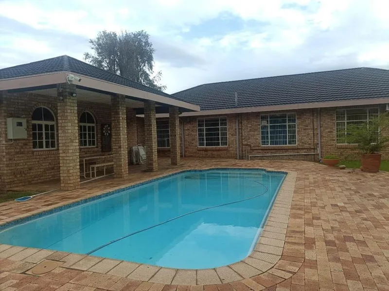 5 Bedroom House for sale in Riebeeckstad
