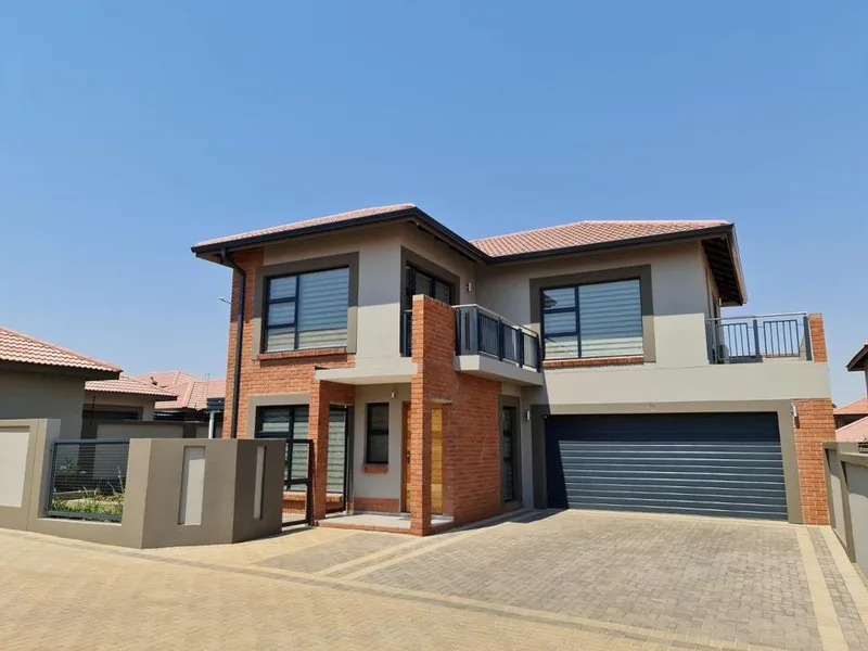 3 Bedroom House for sale in Spitskop SH