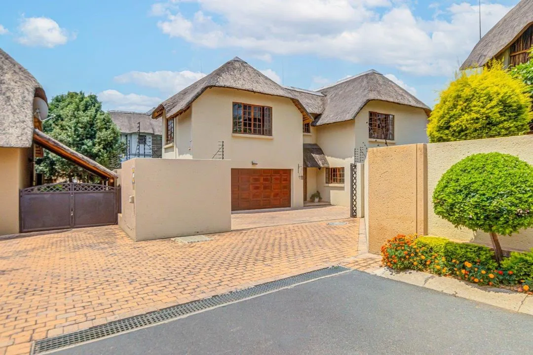 4 Bedroom House for sale in Douglasdale