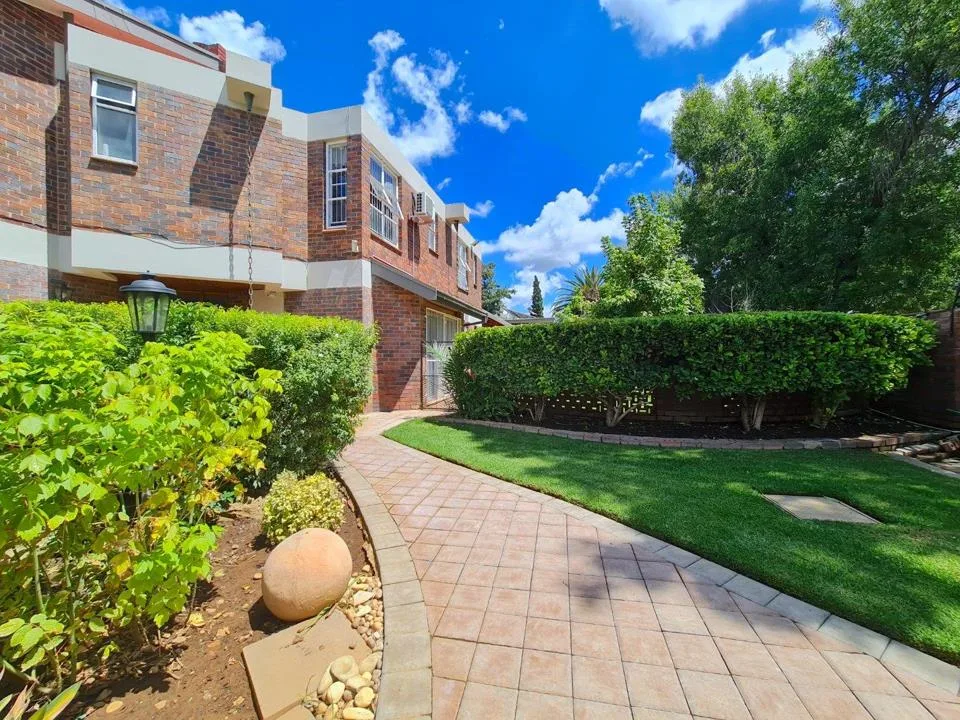5 Bedroom House for sale in Bayswater