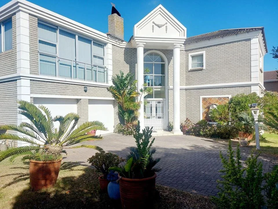 3 Bedroom House for sale in Boggomsbaai