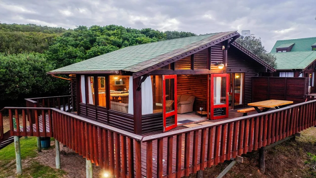 2 Bedroom House for sale in Wilderness Central