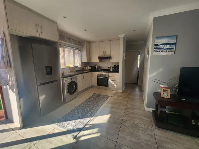 2 Bedroom House in Bromhof