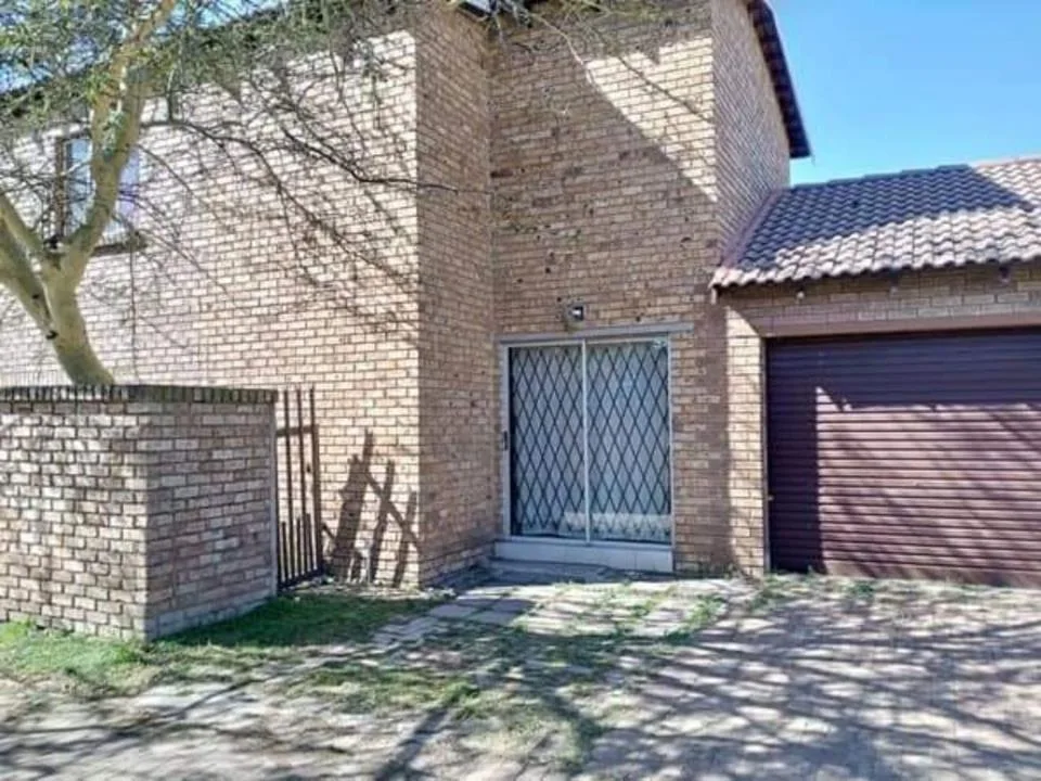 4 Bedroom Townhouse for sale in Witbank Central