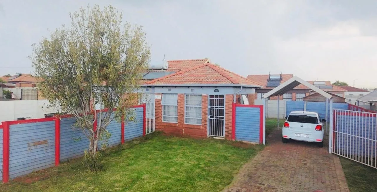 3 Bedroom House for sale in Clayville
