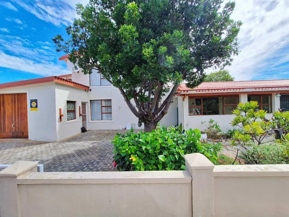 7 Bedroom House for sale in Kleinmond Central