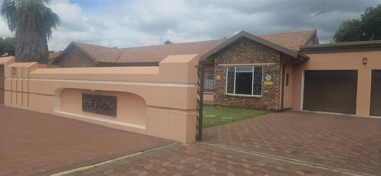 4 Bedroom House for sale in Riviera