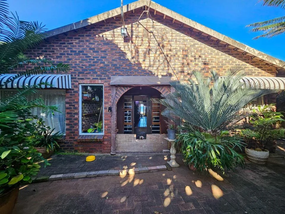 6 Bedroom House for sale in Amanzimtoti