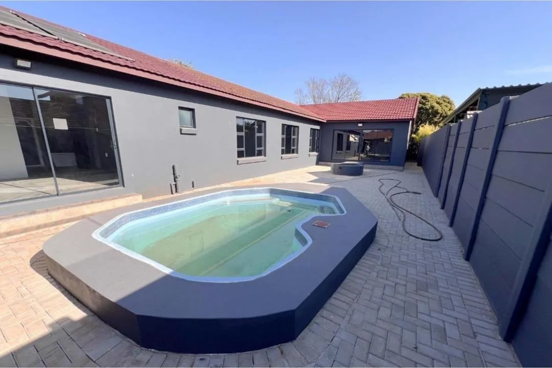 4 Bedroom House for sale in Dennesig
