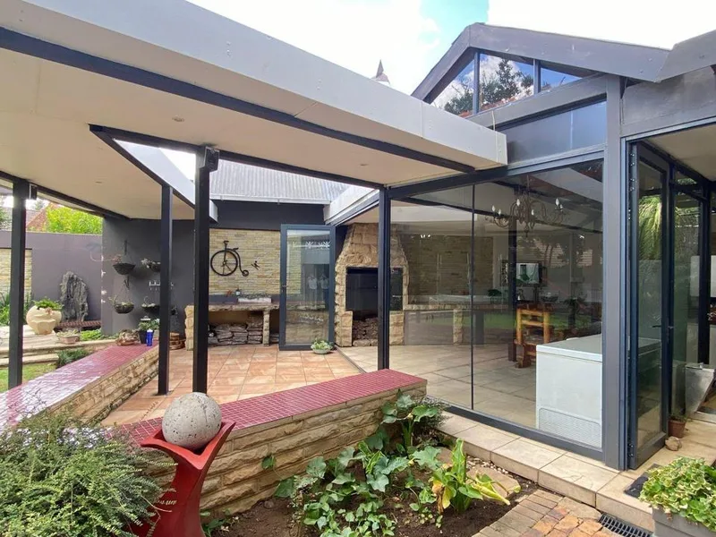 4 Bedroom House for sale in La Provance
