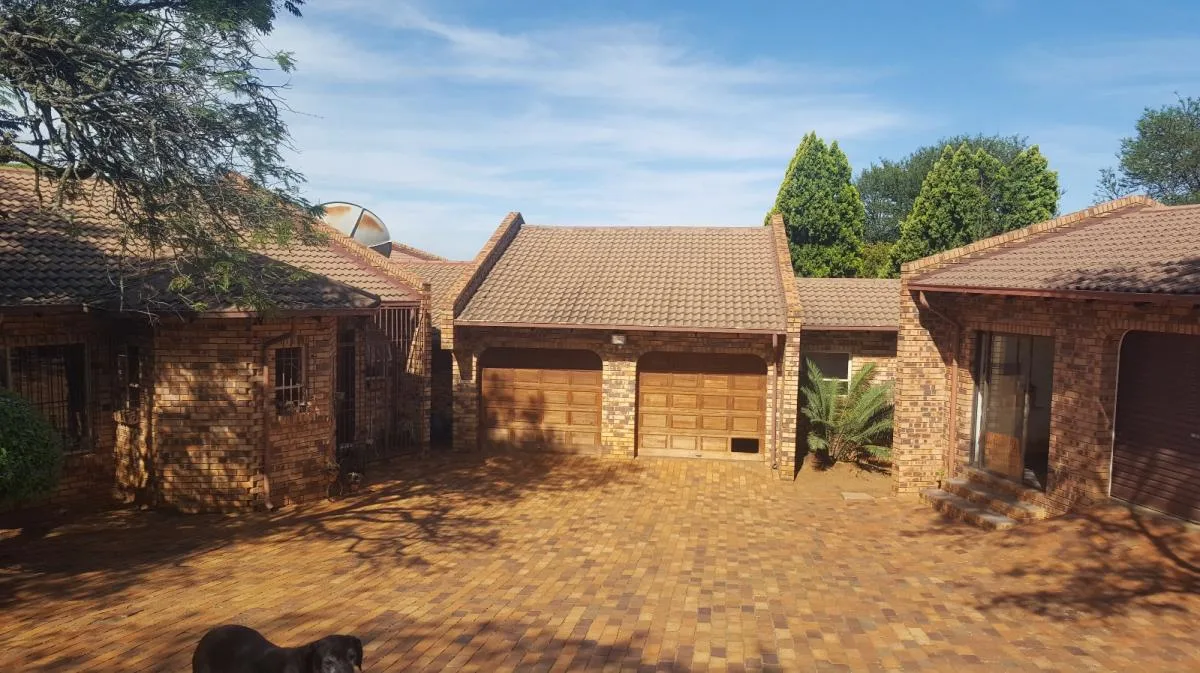 4 Bedroom House for sale in Poortview