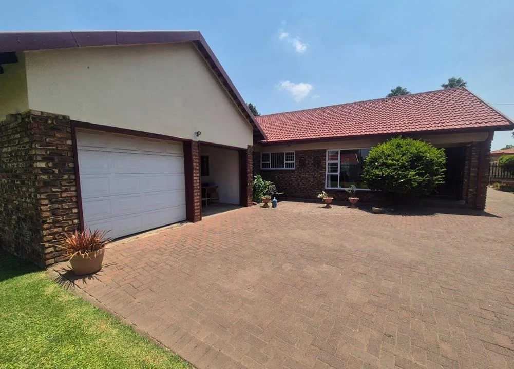 3 Bedroom House for sale in Vanderbijlpark SW 2