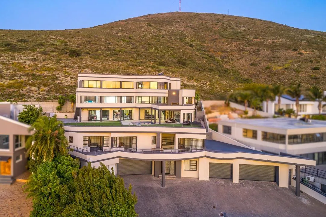 8 Bedroom House for sale in Plattekloof