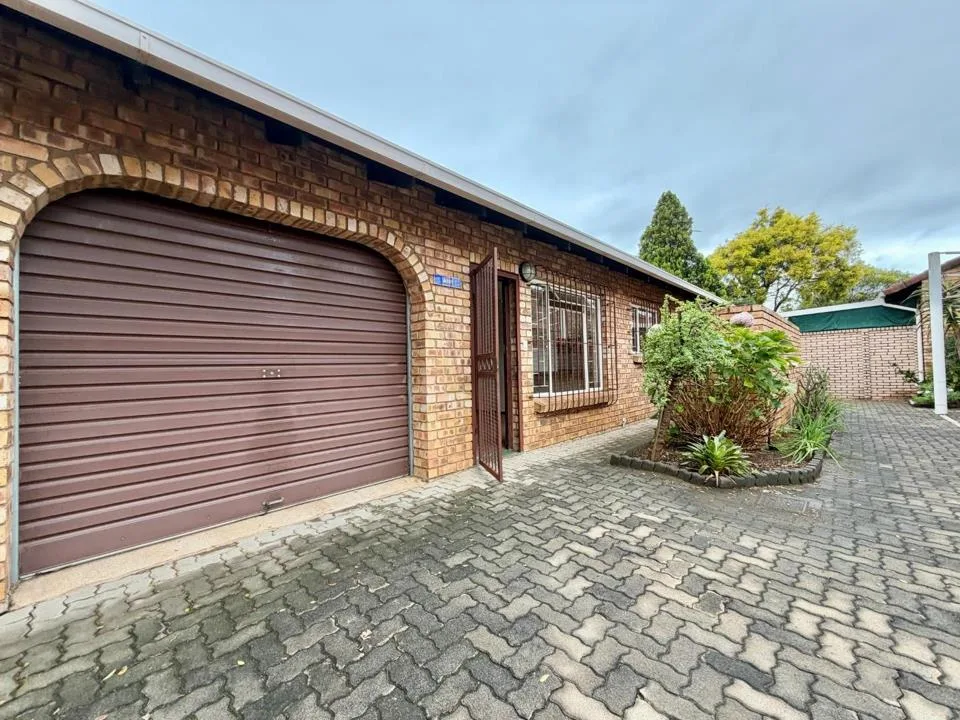 2 Bedroom Townhouse for sale in Die Hoewes