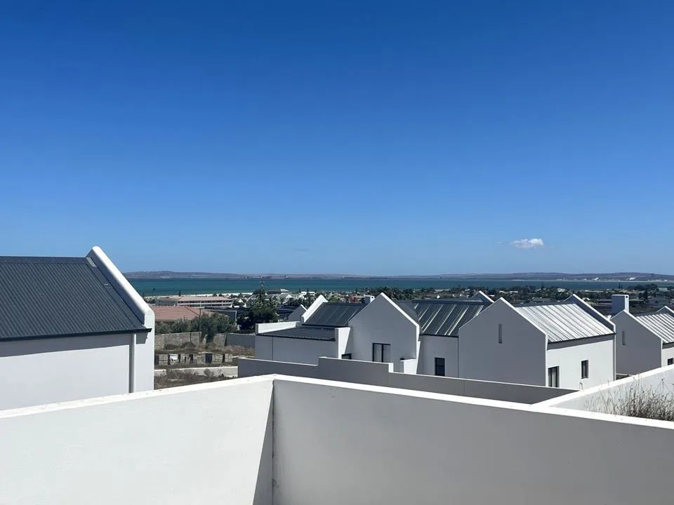 2 Bedroom House for sale in Middedorp