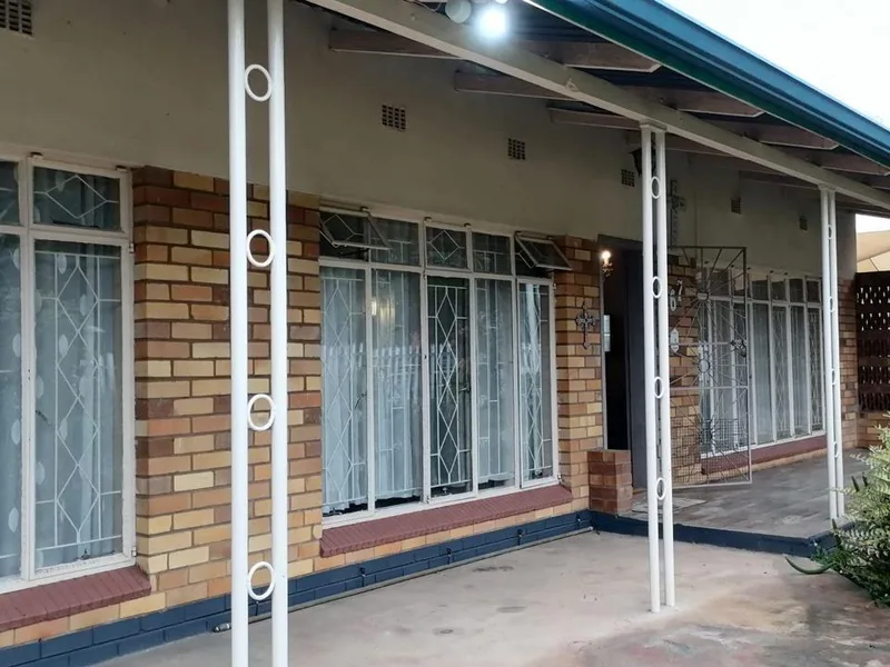 3 Bedroom House for sale in Oos Einde