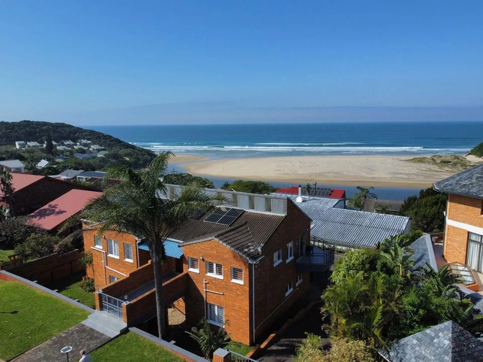 6 Bedroom House for sale in Cintsa East