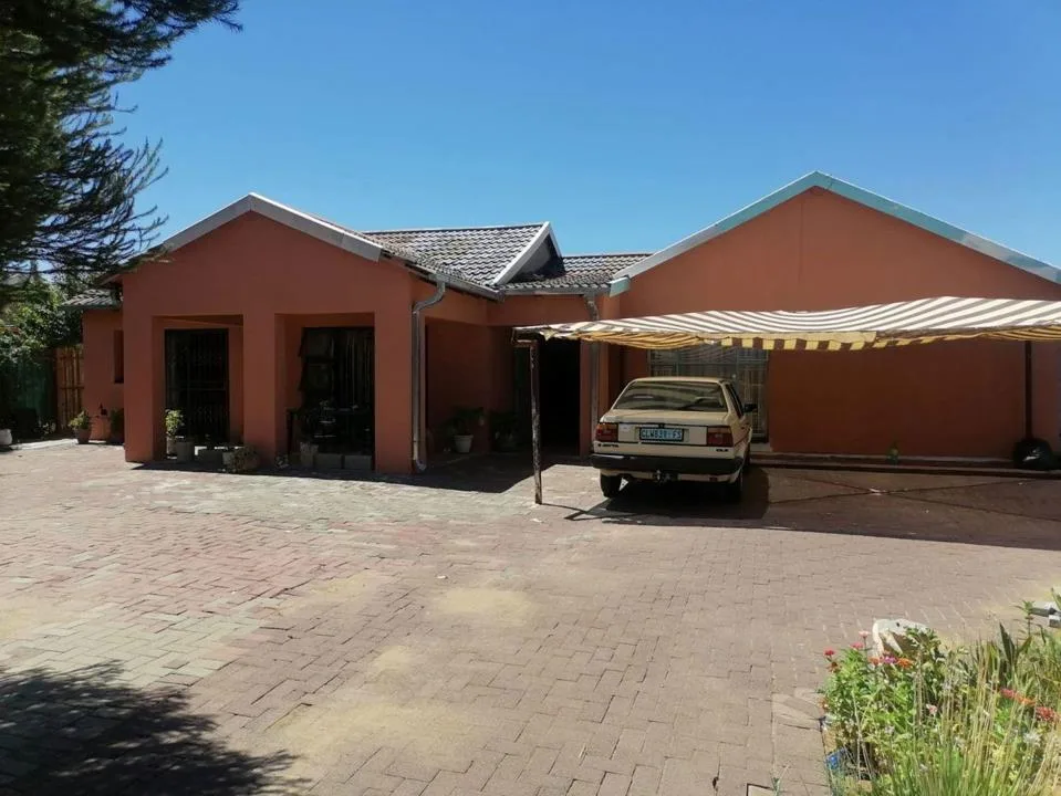 3 Bedroom House for sale in Lourierpark