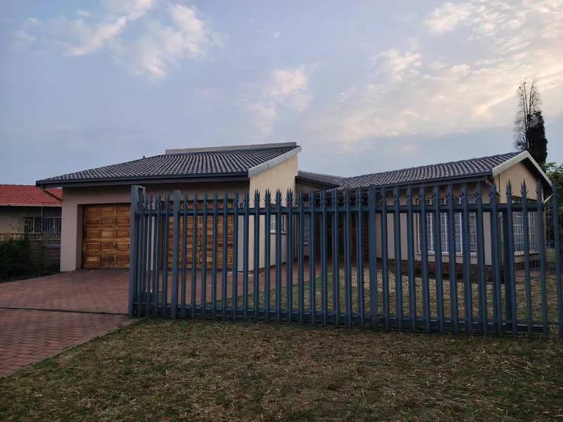 3 Bedroom House in Dewald Hattingh Park