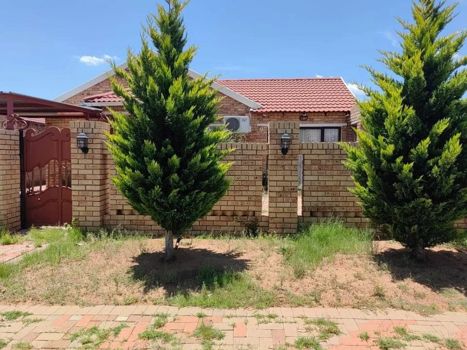 4 Bedroom House for sale in Mandela View