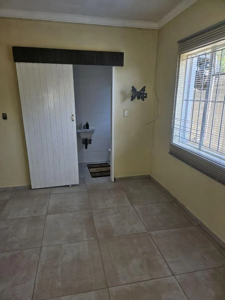 0.5 Bedroom Apartment / flat to rent in Gezina
