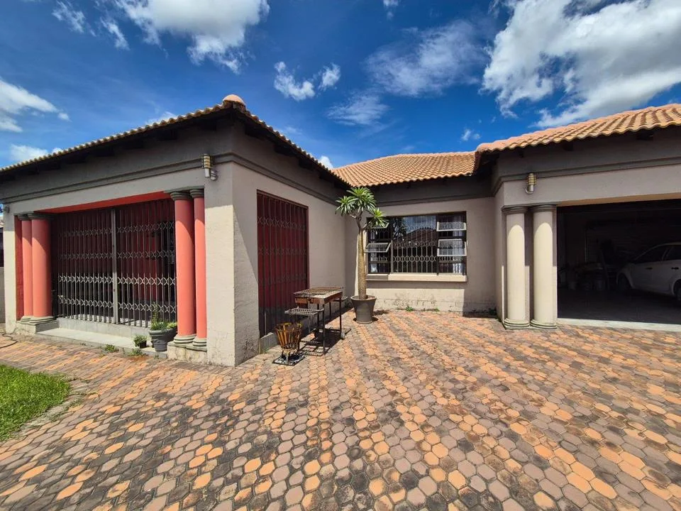4 Bedroom House for sale in Aerorand