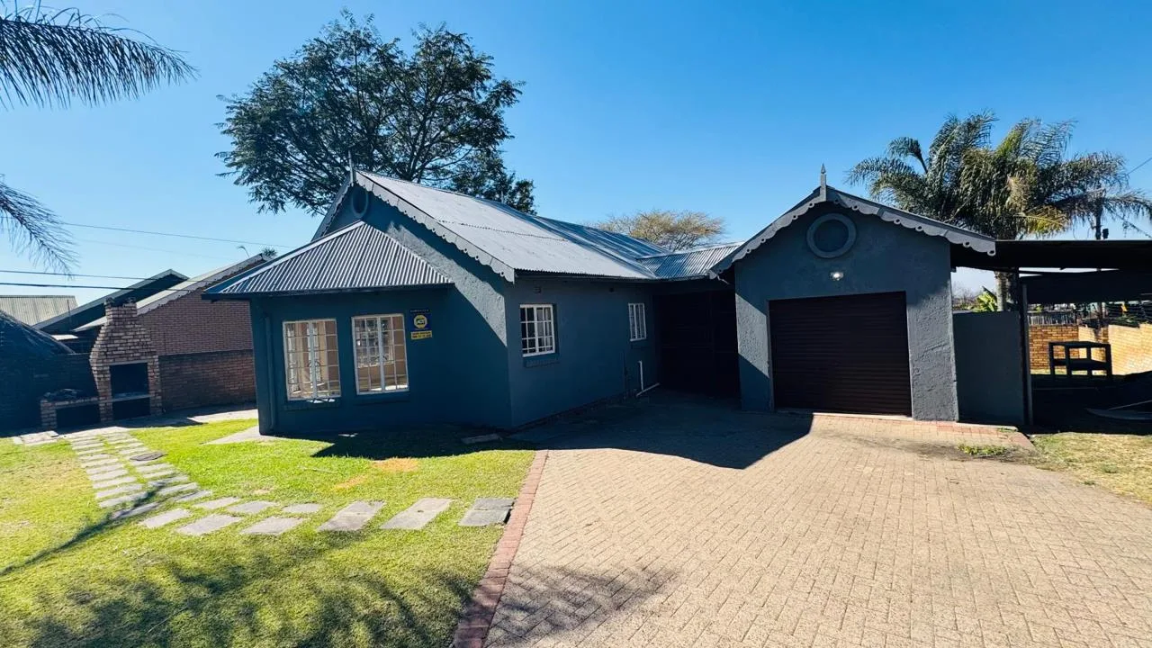 2 Bedroom House for sale in Model Park
