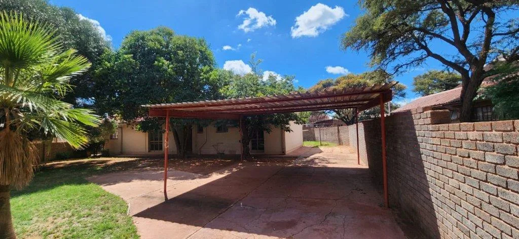 6 Bedroom House for sale in Kathu