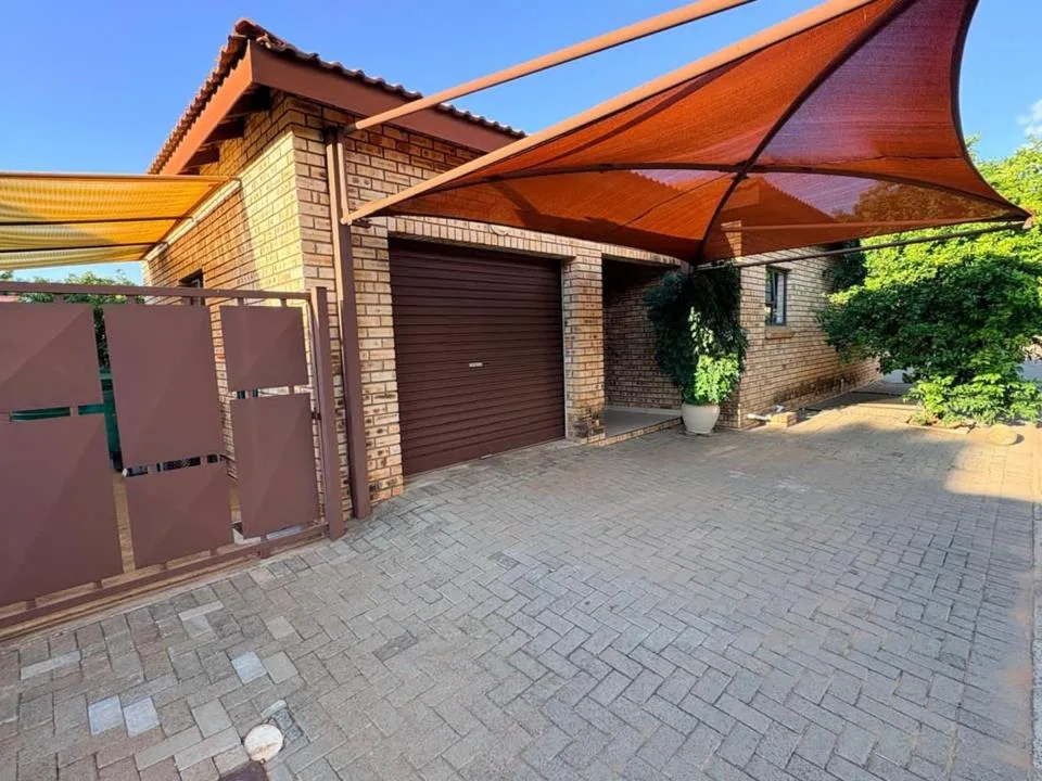 2 Bedroom House for sale in Rhodesdene