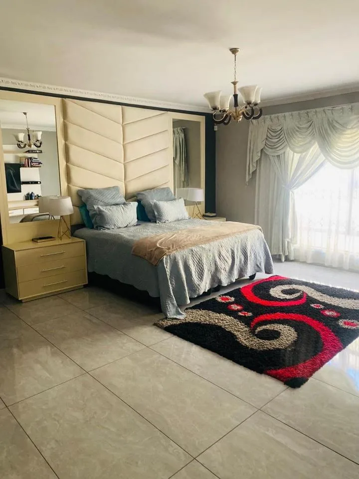 5 Bedroom House for sale in Klipfontein