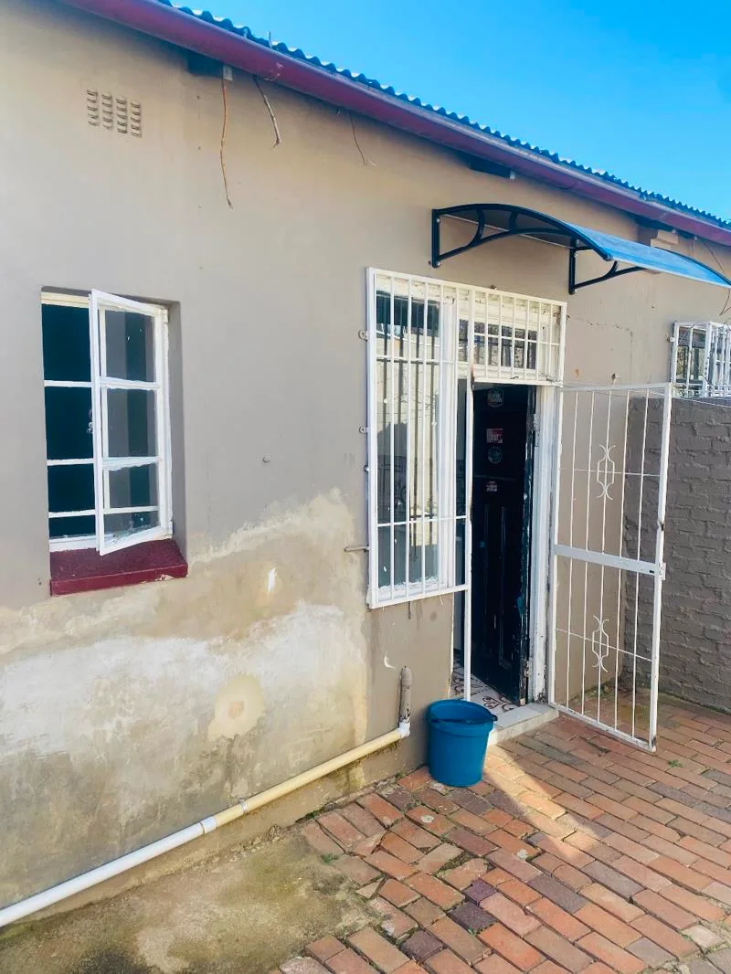1 Bedroom Garden Cottage in Bezuidenhout Valley