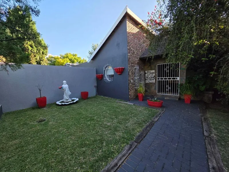3 Bedroom House for sale in Riebeeckstad
